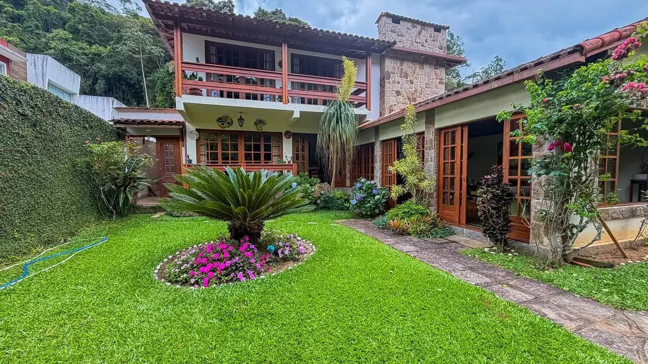Casa — Casa com 3 suítes, piscina e área gourmet à venda em Albuquerque – Teresópolis/RJ em Albuquerque