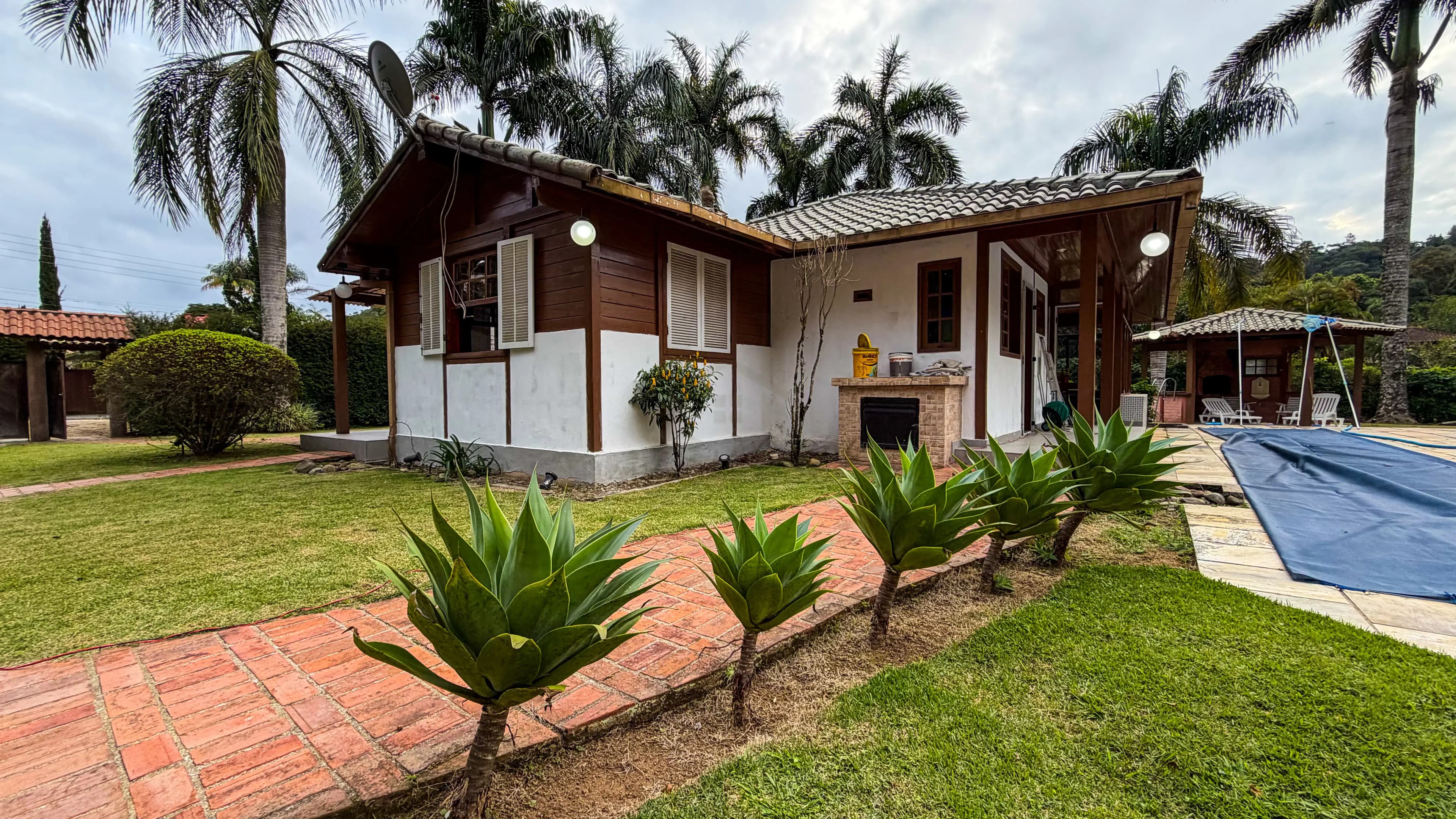 Casa Condomínio — Casa em Condomínio em Teresópolis com Piscina e Quadra Privativa – 2.000m² Plano em Albuquerque