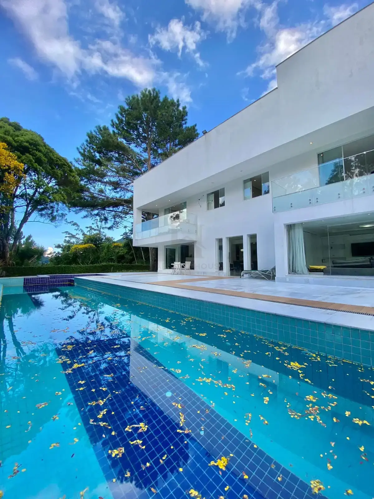 Casa Condomínio — Mansão na Granja Comary com Piscina de Borda Infinita e Vista Panorâmica em Carlos Guinle